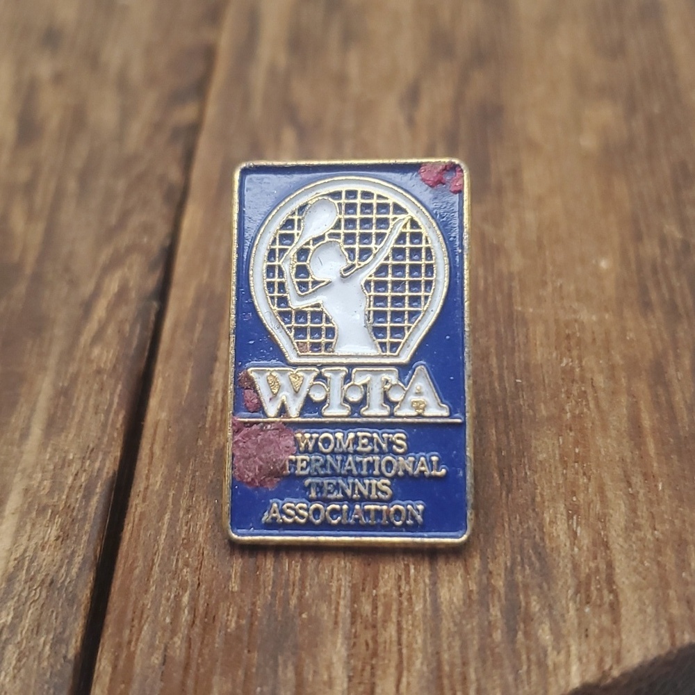 B421 women's international tennis association pin vintage